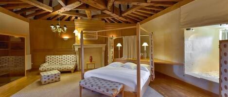 ميني بار وخزنة داخل الغرفة وأسرّة أطفال/رضّع (مجانًا) وأسرّة قابلة للطي