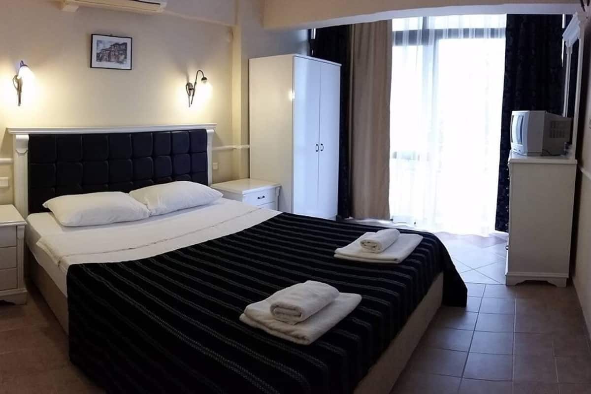 Klassieke kamer, uitzicht op de stad | Een kluis op de kamer, verduisterende gordijnen