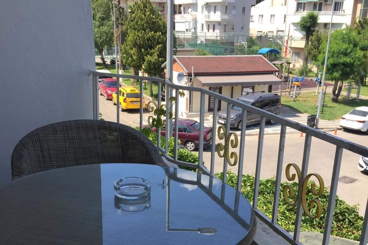 Standaard Twin kamer, balkon | Woonruimte | Een 32-inch ledtelevisie met satellietzenders