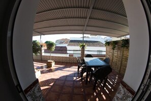 Outdoor dining - Hostal Caminito del Rey (Álora)