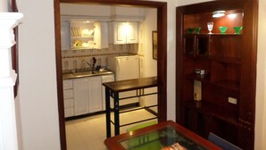 Deluxe House, 3 Bedrooms | Private kitchen