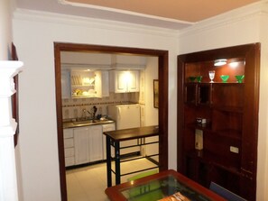 Maison Deluxe, 3 chambres | Cuisine privée | Réfrigérateur, surface de cuisson, cafetière-théière