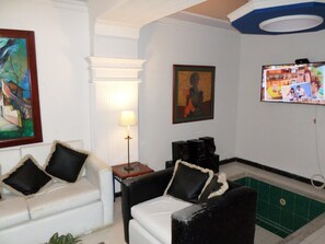 Casa Deluxe, 3 dormitoris | Sala d'estar | Televisor de pantalla plana 