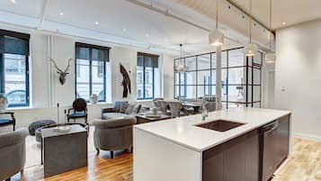 Exclusive Apartment, 3 Bedrooms (Unit 1) | Egyptian cotton sheets, premium bedding, minibar, individually decorated