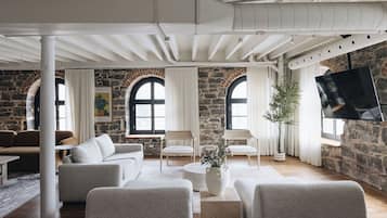 Penthouse Elite, 4 phòng ngủ (Unit 3) | Khu phòng khách | TV màn hình phẳng 65-inch có truyền hình cáp, TV, Netflix