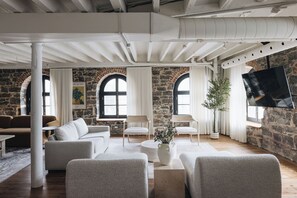 Elite penthouse, 4 slaapkamers (Unit 3) | Woonruimte | Een 65-inch flatscreentelevisie met kabelzenders en een televisie