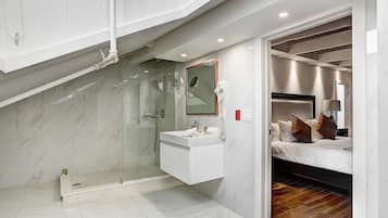 Penthouse Ălite, 4 chambres (Unit 3) | Salle de bain | Douche, douche à « effet pluie », articles de toilette gratuits