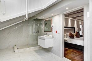 Elite Penthouse, 4 Bedrooms (Unit 3) | Bathroom | Shower, rainfall showerhead, free toiletries, hair dryer - Saint Sulpice Lofts by Bakan - Old Montreal (Montreal)