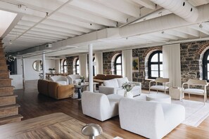 Elite penthouse, 4 slaapkamers (Unit 3) | Woonruimte | Een 65-inch flatscreentelevisie met kabelzenders en een televisie