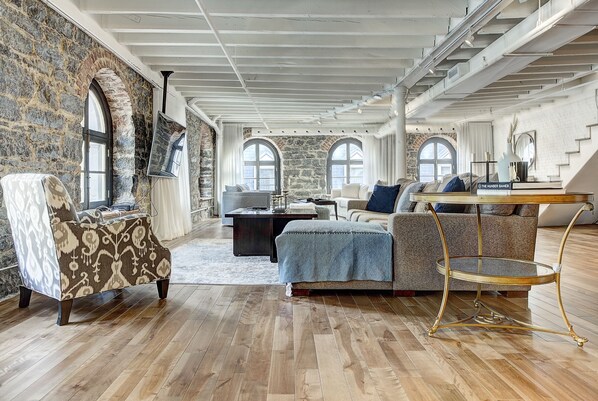 Penthouse Élite, 4 chambres (Unit 3) | Coin séjour | Télévision à écran plat de 65 pouces avec chaînes par câble, télévision