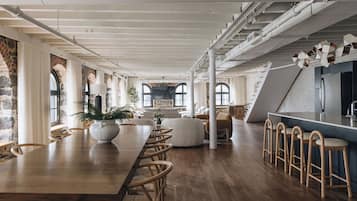 Penthouse Elite, 4 phòng ngủ (Unit 3) | Khu phòng khách | TV màn hình phẳng 65-inch có truyền hình cáp, TV, Netflix