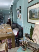 供应早餐、午餐和晚餐，本地与国际菜