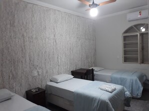 Habitación triple | Escritorio, wifi gratis y ropa de cama 