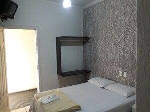 Desk, free WiFi, bed sheets - Araça Hotel (Aracatuba)