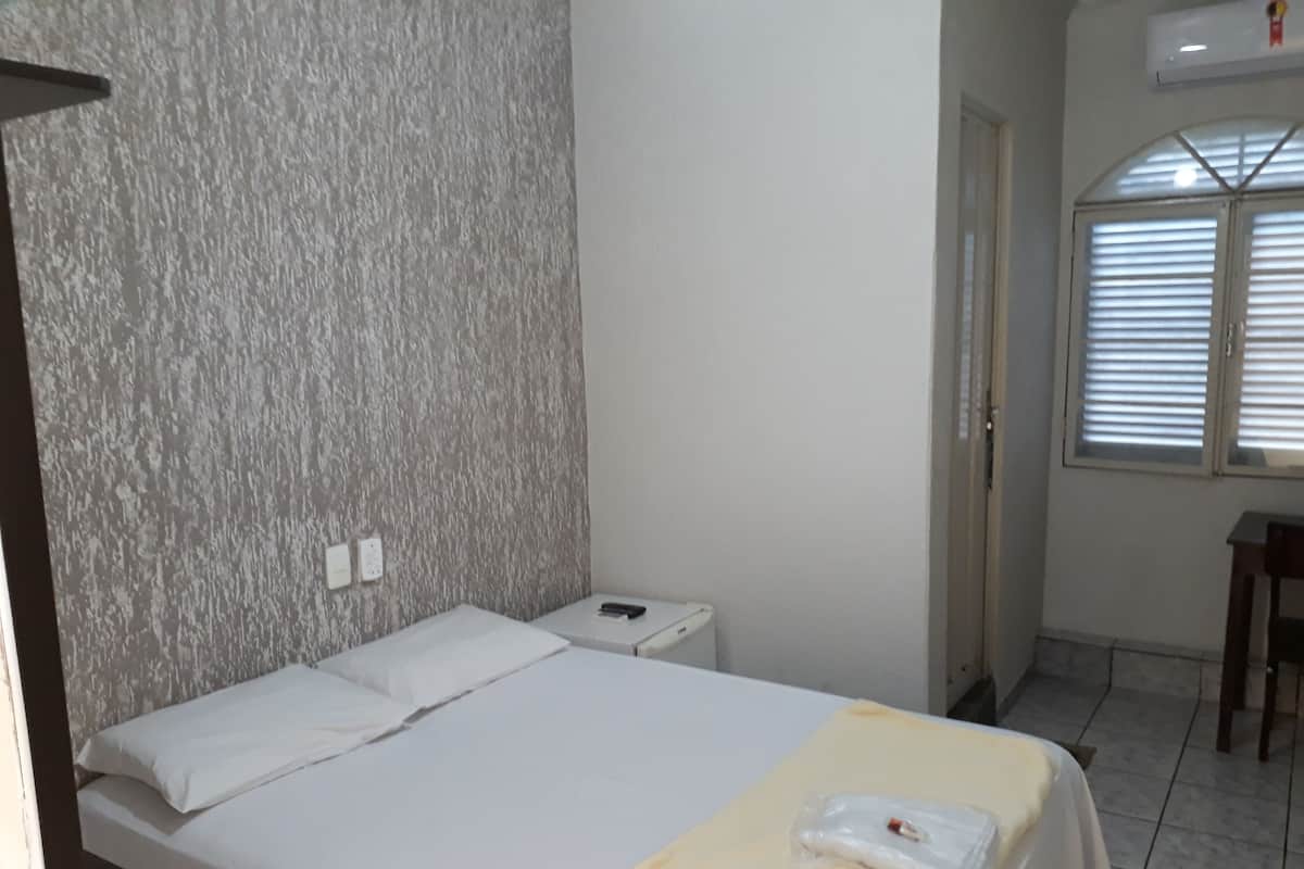 Escritorio, wifi gratis y ropa de cama