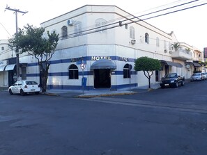 Vista frontal de la propiedad