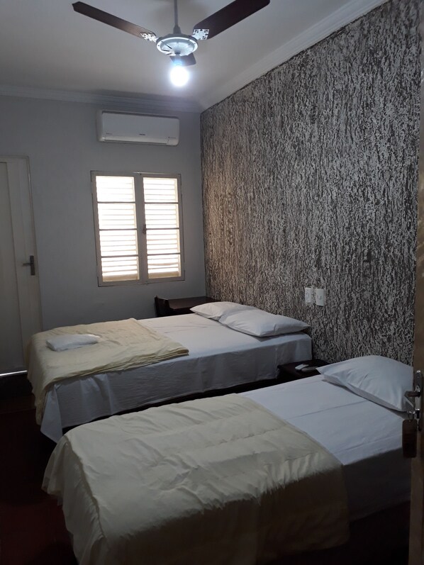 Habitación familiar, varias camas | Escritorio, wifi gratis y ropa de cama 