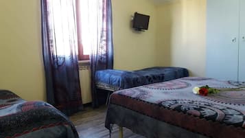 Quarto quádruplo, banheiro privativo (External) | Individualmente decorados, individualmente mobiliados, escrivaninha