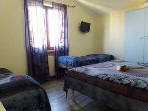 Individually decorated, individually furnished, desk, free WiFi - M & I Apartment (Fiumicino)