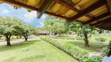 基本客房, 泳池景觀, 花園 | 1 間臥室、低過敏寢具、床單