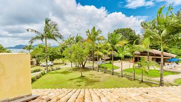 Quarto básico, vista para a piscina, no jardim | 1 quarto, roupas de cama antialérgicas, roupa de cama