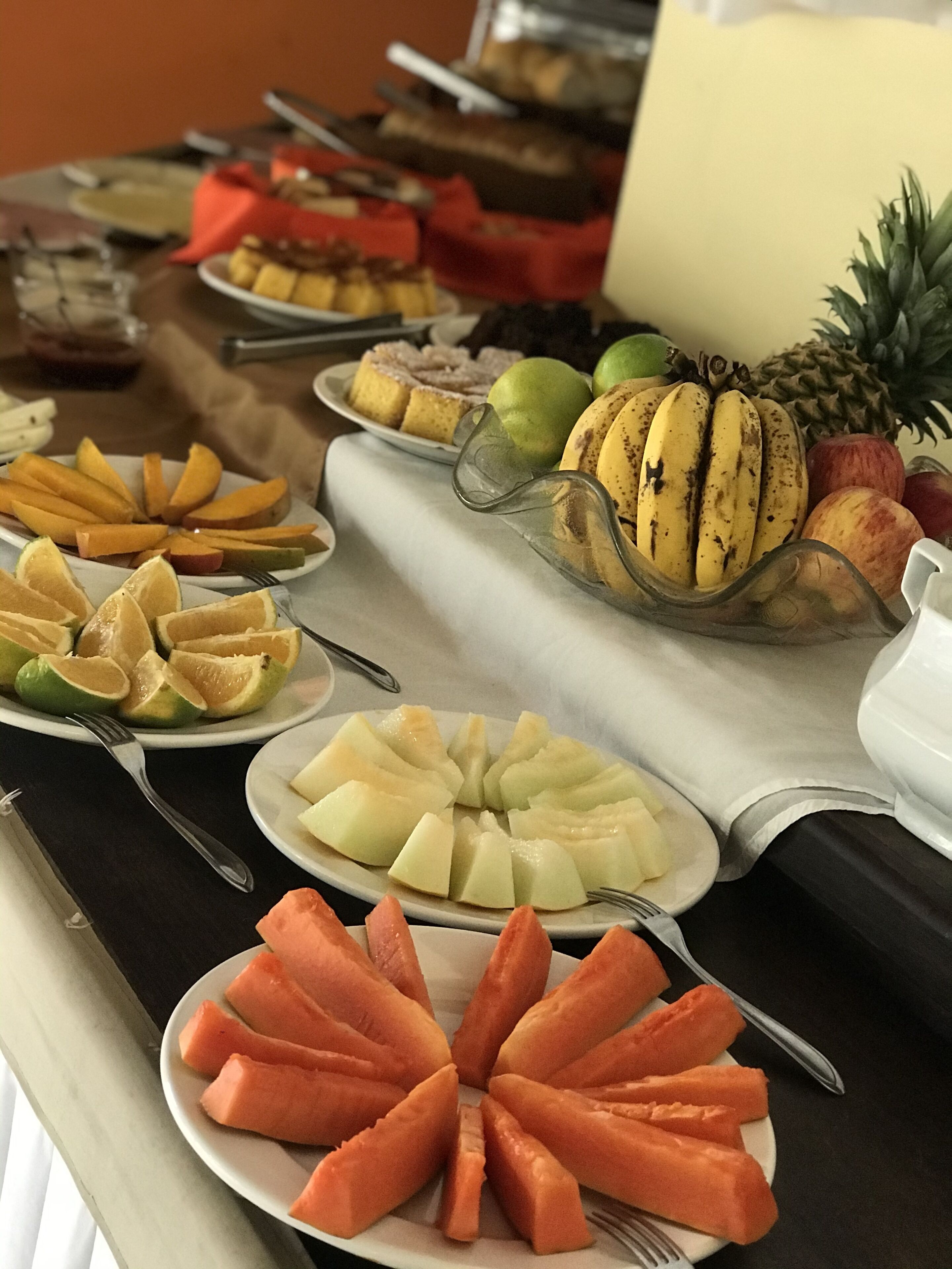 En buffetvogn med forskelligt frugt og desserter.