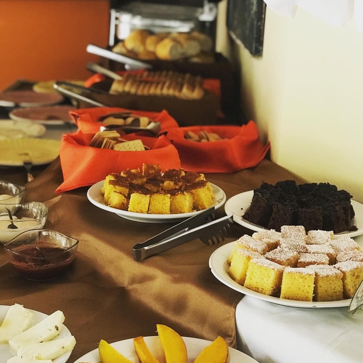 Una mesa de buffet con diversos postres y un pastel.