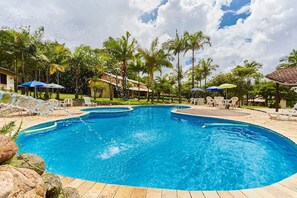 Piscine extérieure, parasols de plage, chaises longues