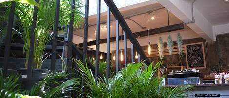 Dormitório compartilhado com design assinado, várias camas, 2 banheiros, vista para a cidade | Banheiro | Chuveiro, produtos de toalete grátis, secador de cabelo