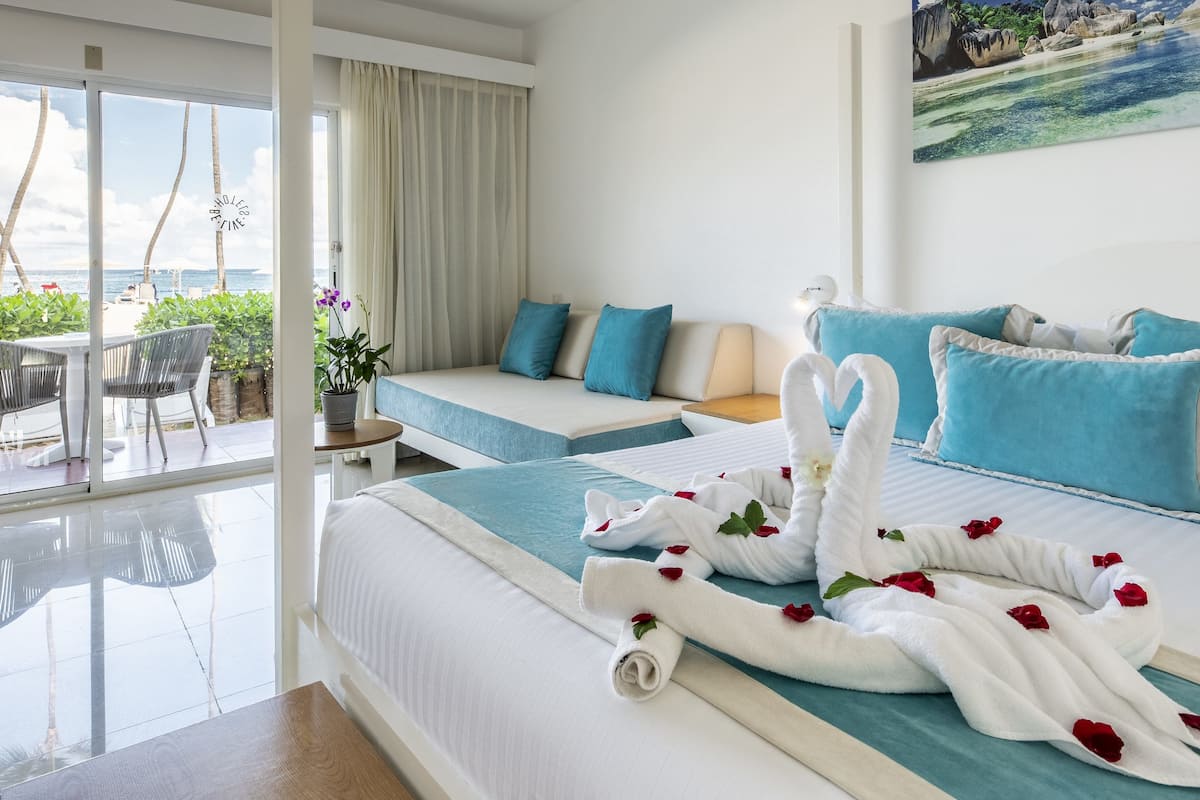 Master Junior Suite Beach Walk | Minibar, in-room safe, desk, laptop workspace