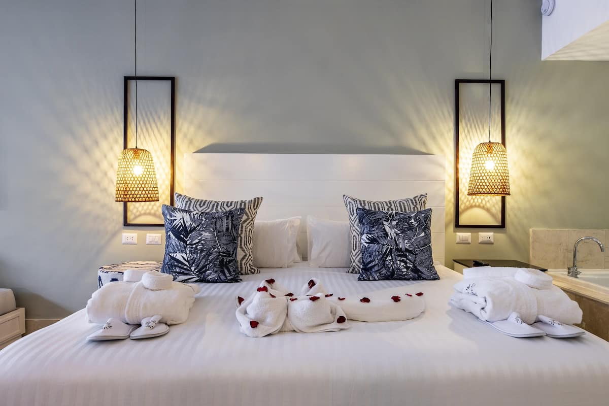 Master Suite | Míníbar, öryggishólf í herbergi, skrifborð, vinnuaðstaða fyrir fartölvur