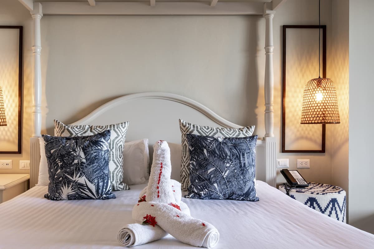 Master Suite Vista Mar | Minibar, in-room safe, desk, laptop workspace