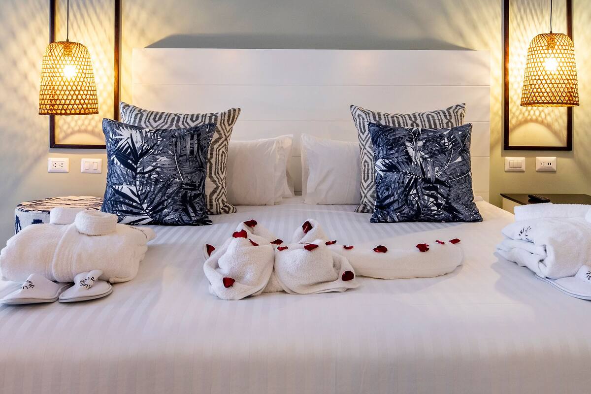 Master Junior Suite | Minibar, in-room safe, desk, laptop workspace