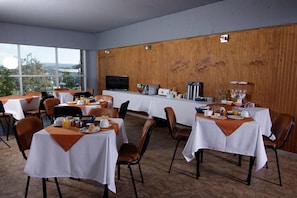 Free daily continental breakfast - Hotel Terrapuerto (Valdivia)