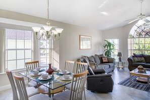 Căn hộ | Khu vực ăn uống tại phòng