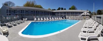 Una piscina al aire libre de temporada