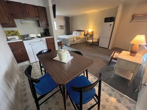 Traditional Room | Bed sheets - Doryman Motel (Dennis Port)