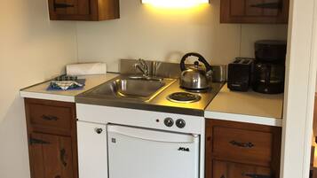 Traditional Room | Private kitchen | Fridge, microwave