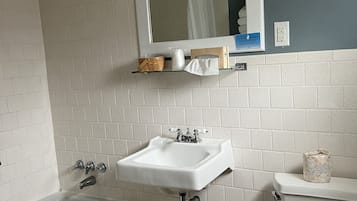 Combined shower/tub, hair dryer, towels