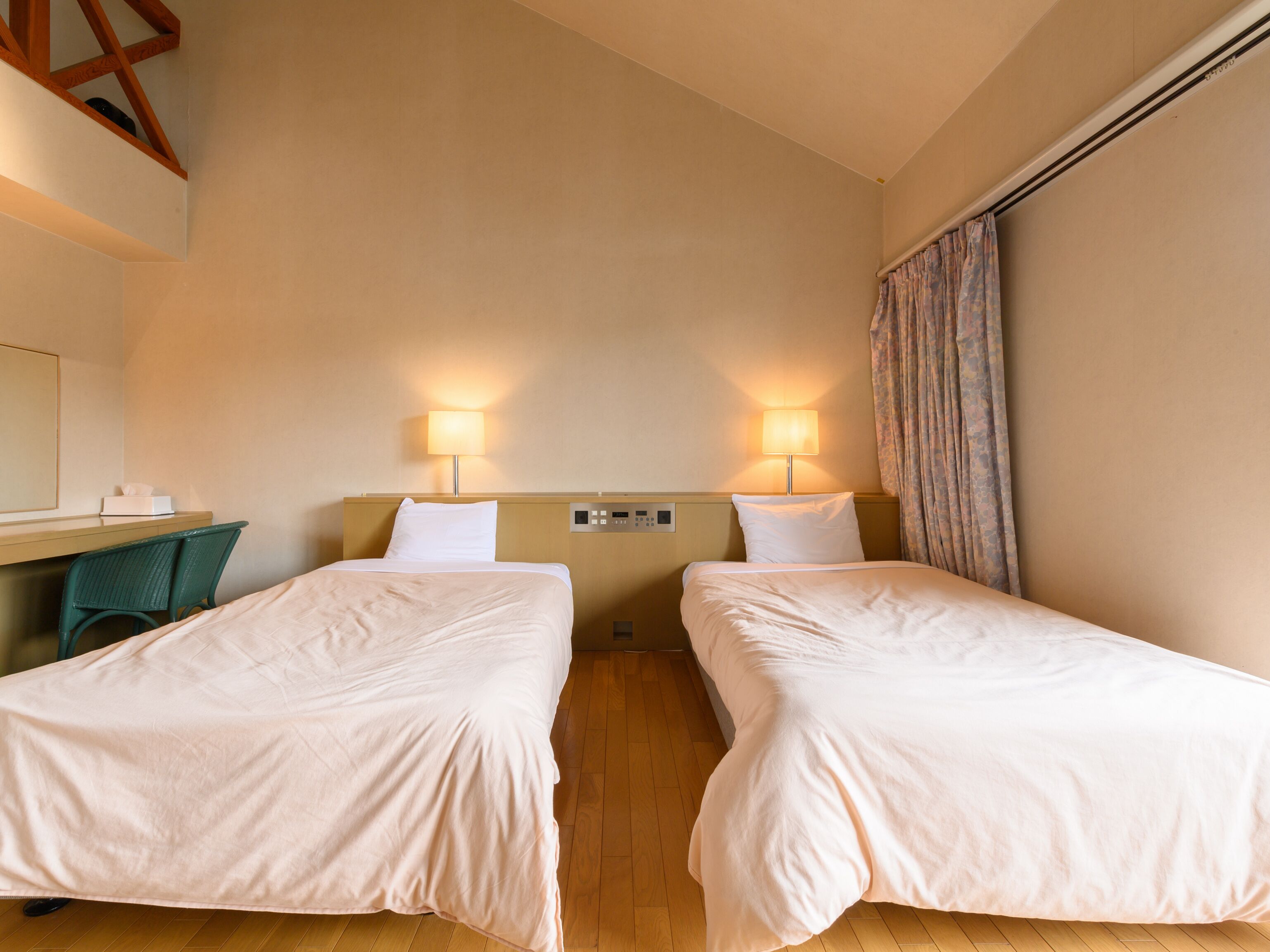 grand room, non smoking | 1 bedroom, in-room safe, desk, free wifi