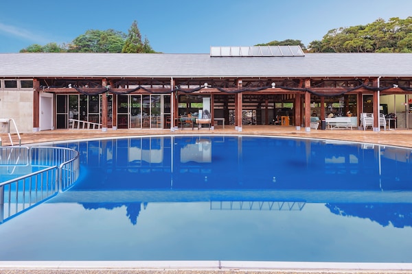 Kauden mukainen ulkouima-allas