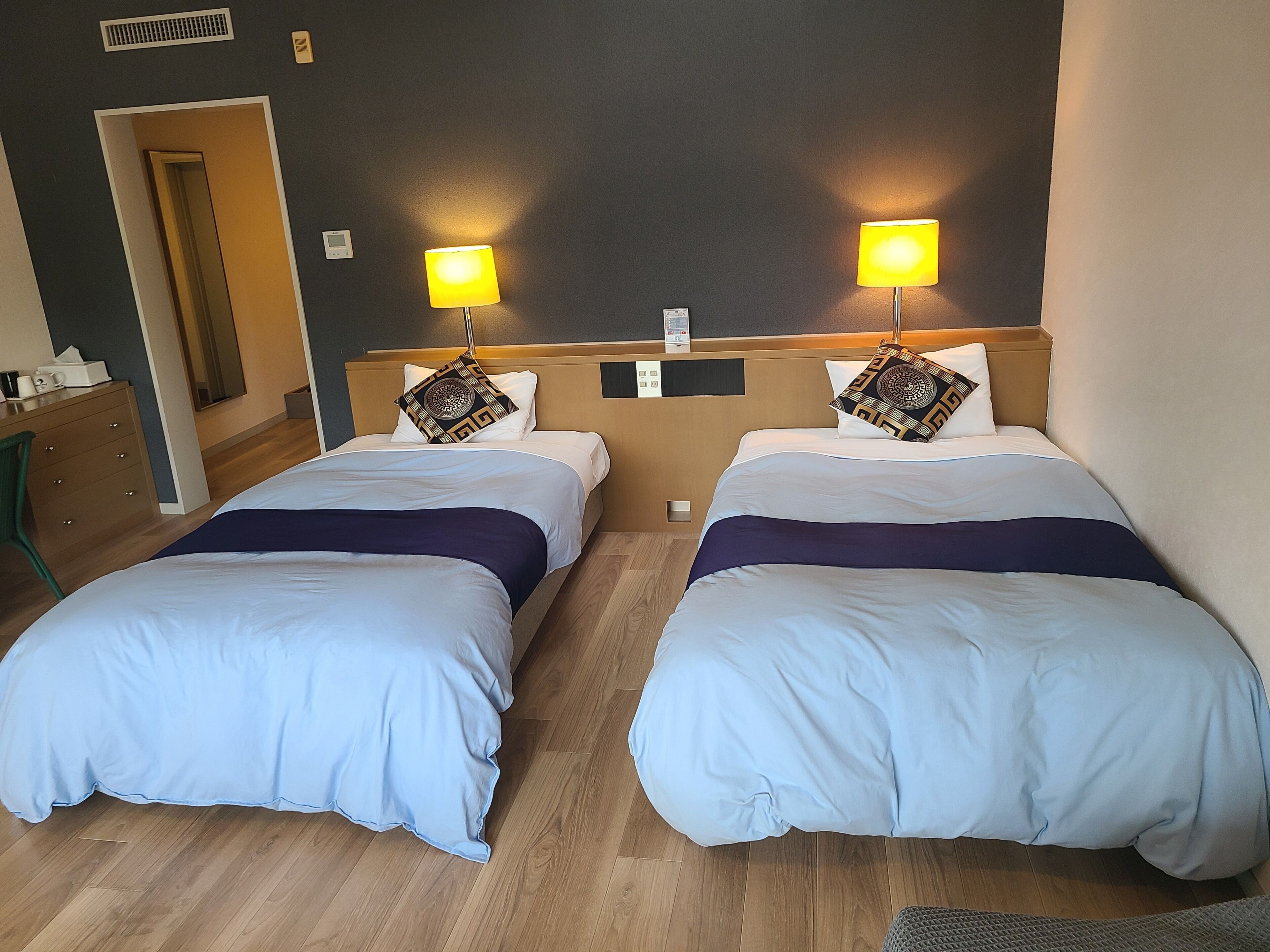 Family Triple Room | Peti besi dalam bilik, meja, Wi-fi percuma 