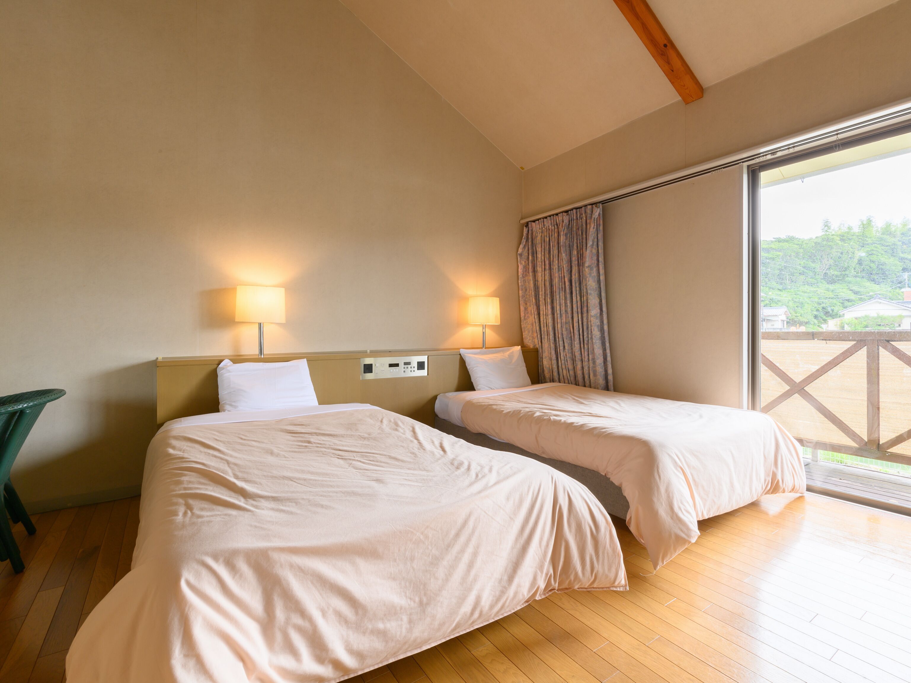 grand room, non smoking | 1 bedroom, in-room safe, desk, free wifi