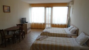 Estudio, balcón | Tabla de planchar con plancha, cunas (de pago), wifi gratis