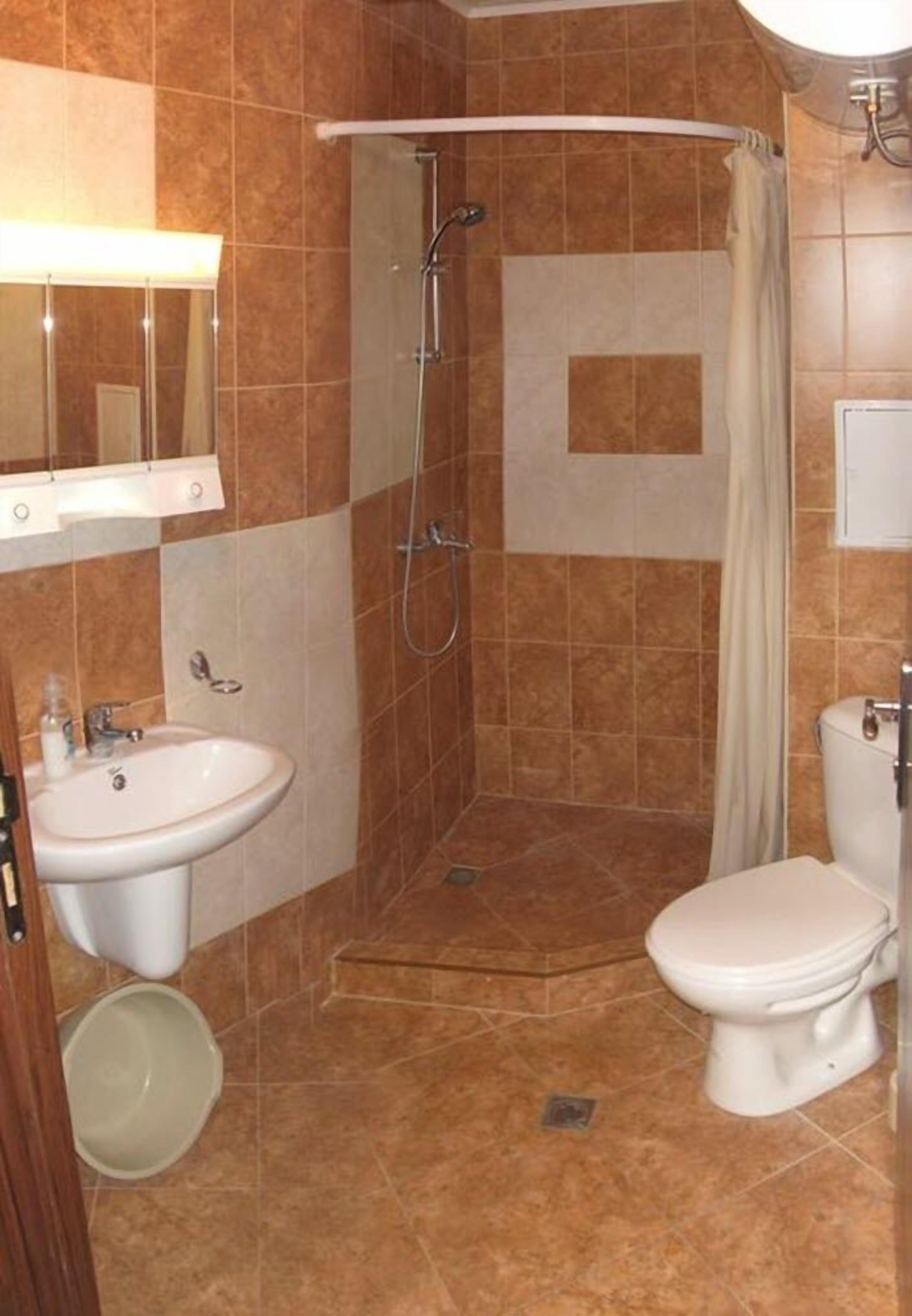 deluxe studio, balcony | bathroom | shower, free toiletries, towels
