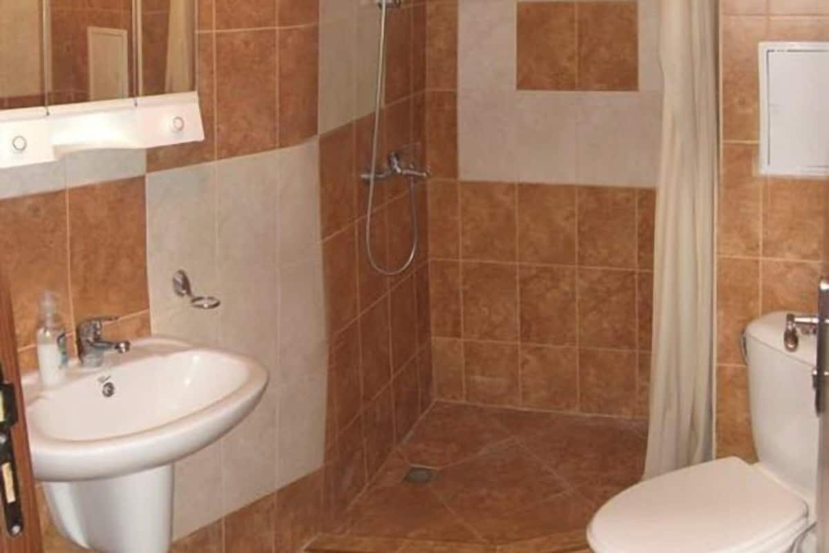 deluxe studio, balcony | bathroom | shower, free toiletries, towels