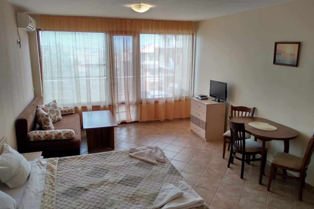 deluxe studio, balcony | iron/ironing board, cots/infant beds, free wifi, bed sheets