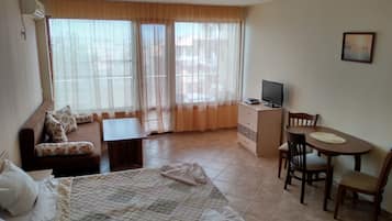 Deluxe Studio, Balcony | Iron/ironing board, cots/infant beds, free WiFi, bed sheets