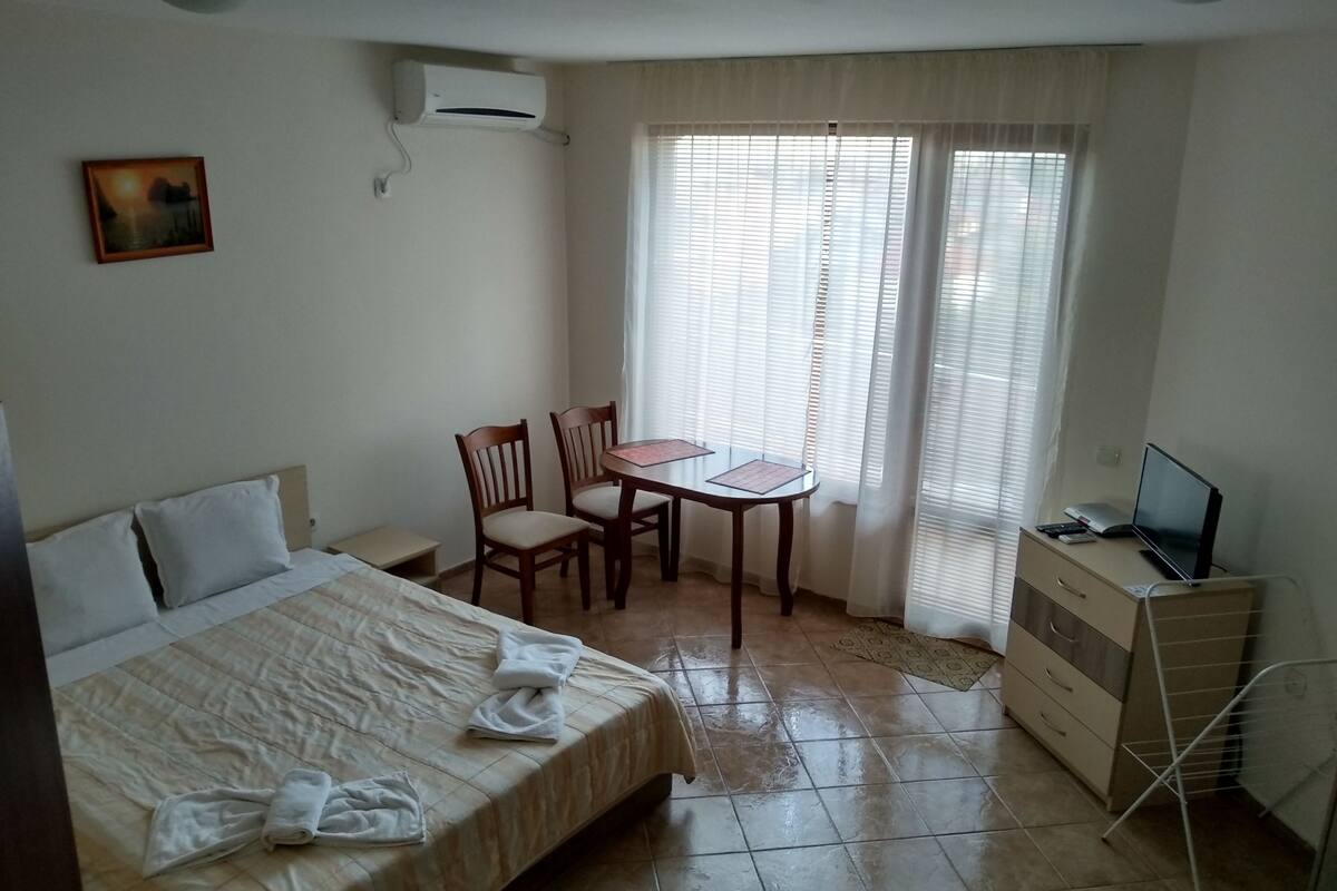 Studio, Balcony | Iron/ironing board, cribs (surcharge), WiFi (free), bed sheets