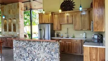Villa estándar, 1 habitación | Cocina compartida | Refrigerador, microondas y utensilios de cocina